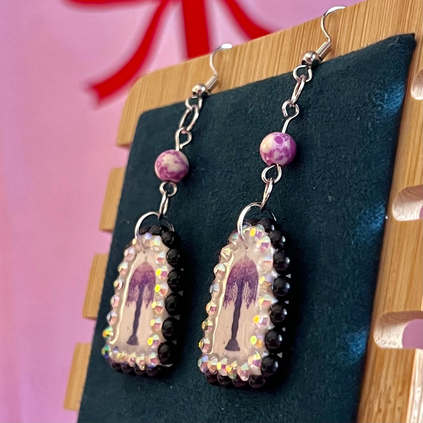 crystal lamp earrings, vintage lamp earrings, lamp charm earrings, rose quartz earrings, purple jasper earrings, indian agate earrings, pearl earrings, lavender pearl earrings, black pearl earrings, rhinestone earrings, fairycore jewelry, gothic coquette jewelry, handmade polymer clay earrings, hypoallergenic earrings, 18k gold plated earrings, statement charm earrings, whimsical jewelry, y2k fairycore earrings, olive made