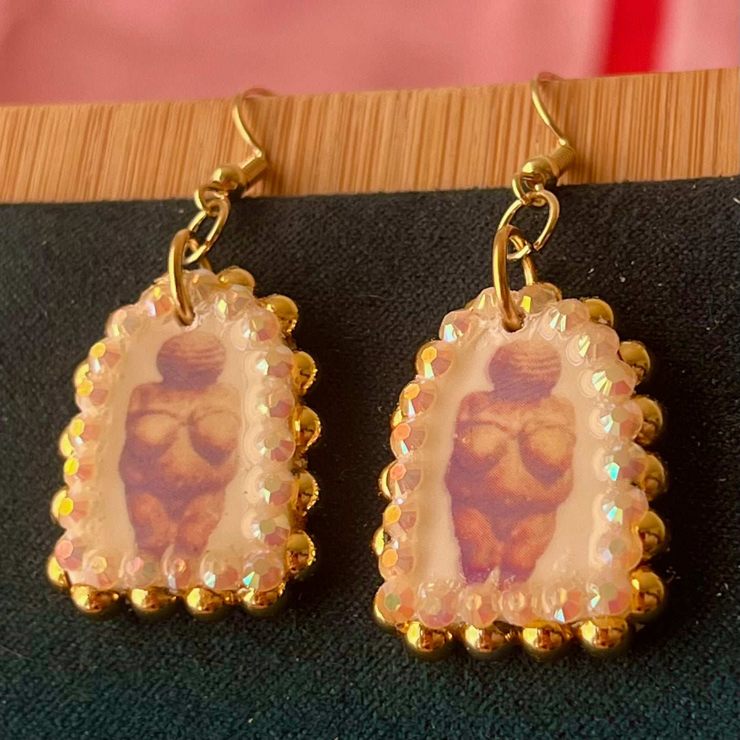 Handmade golden Venus of Willendorf portrait earrings featuring polymer‑clay image‑transfer arch charm (≈1 in), framed with metallic golden pearls and rhinestones, 18k gold‑plated hypoallergenic findings, museumcore/goddesscore art jewelry, gold statement earrings, wearable art, perfect gift for art lovers.