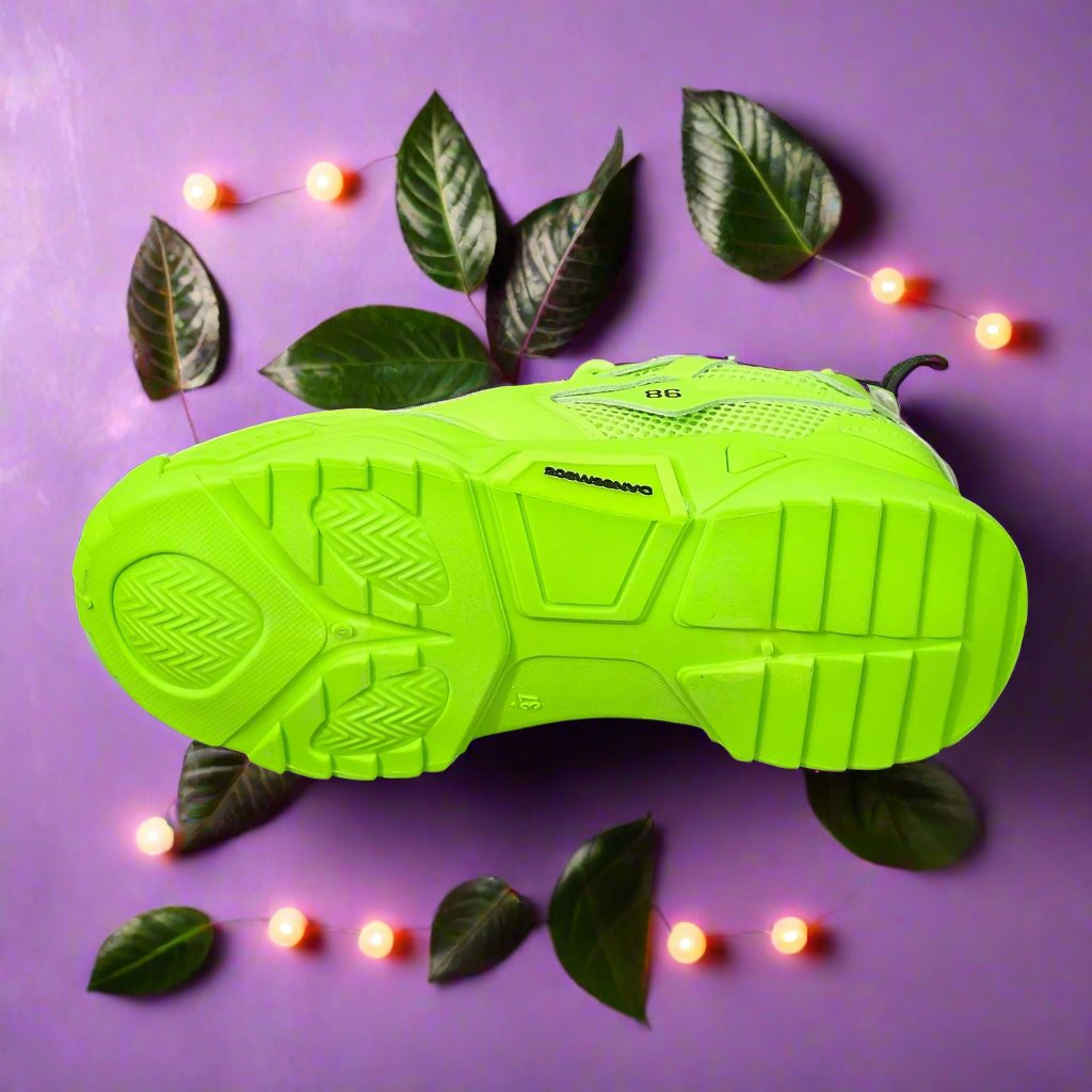 "can't miss me steppin'" neon low-top sneakers