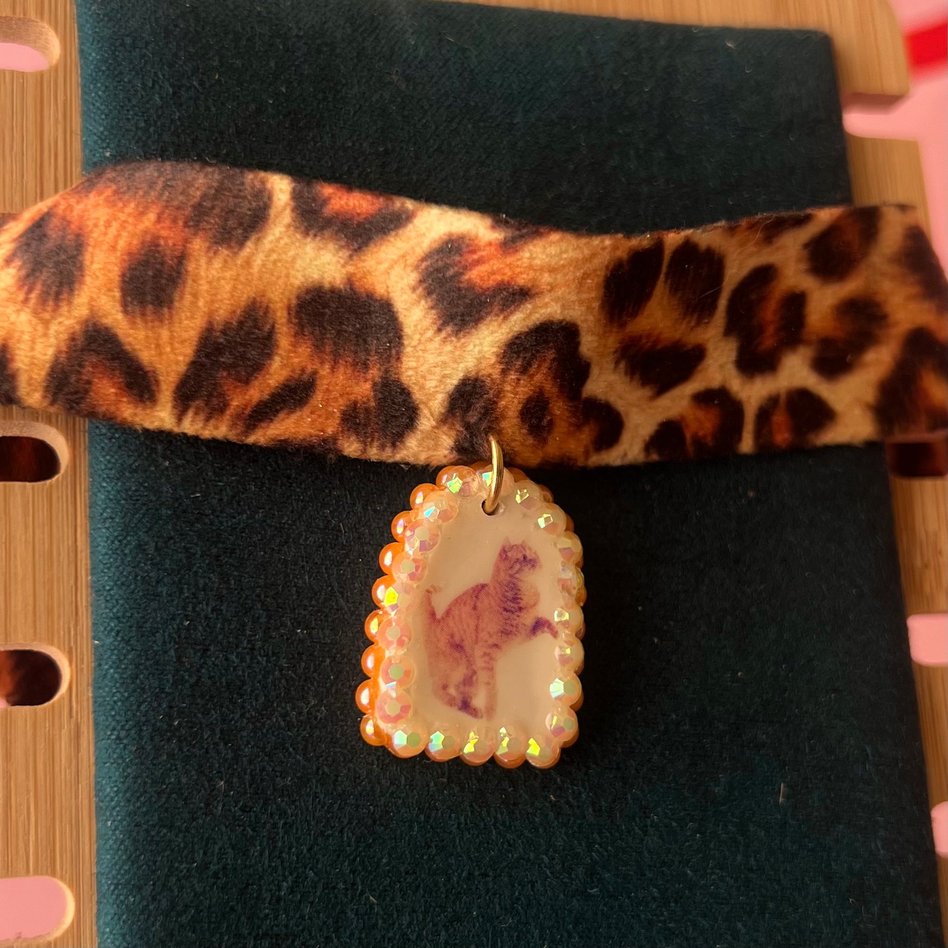 Orange cat charm choker — soft cheetah print choker with handmade polymer clay orange cat charm framed by bright orange pearls. Adjustable fit ~14–16" with extension chain. Gift-ready green Victorian-patterned box + bow. Y2K kitsch cat jewelry; ready to ship in 1–3 days.