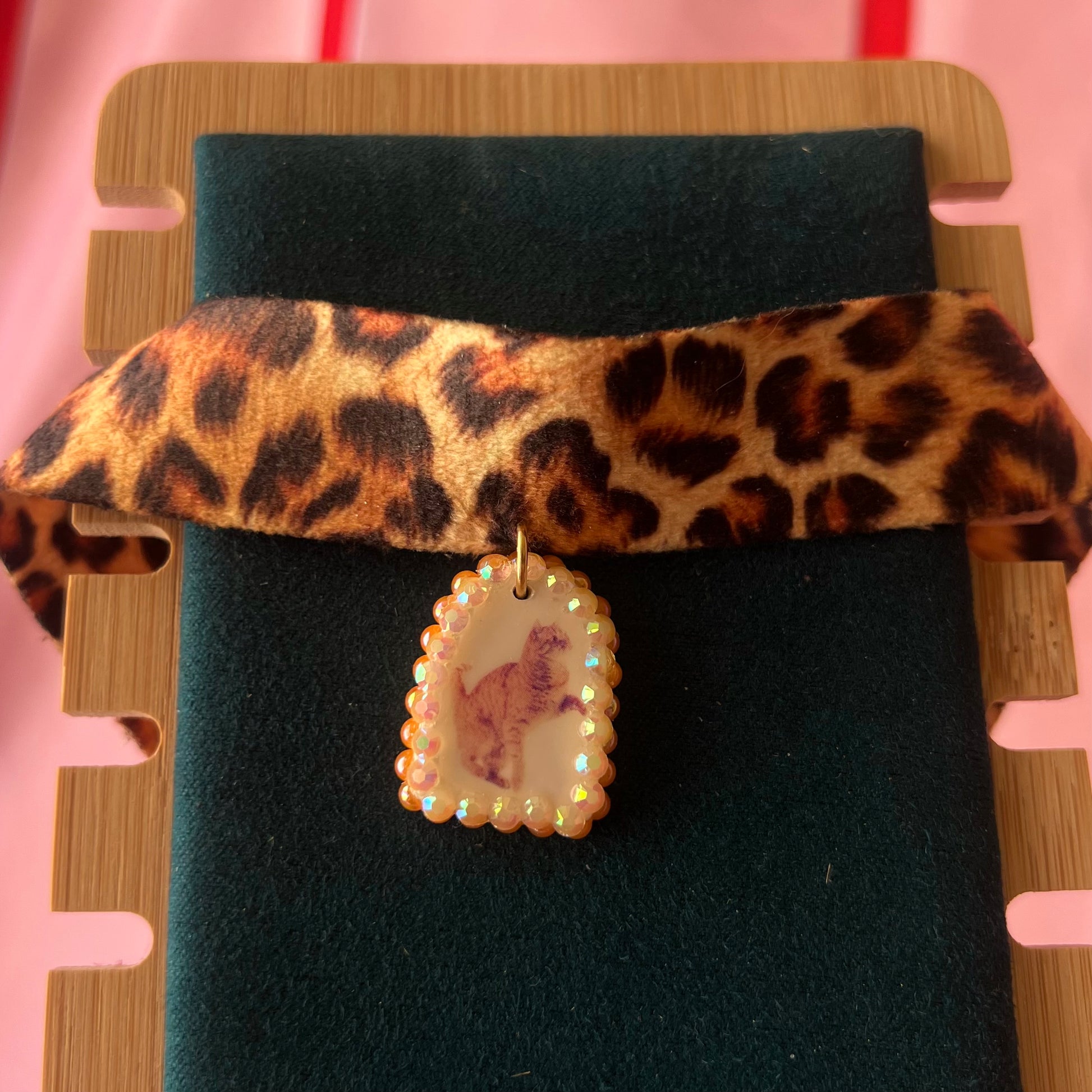 Orange cat charm choker — soft cheetah print choker with handmade polymer clay orange cat charm framed by bright orange pearls. Adjustable fit ~14–16" with extension chain. Gift-ready green Victorian-patterned box + bow. Y2K kitsch cat jewelry; ready to ship in 1–3 days.