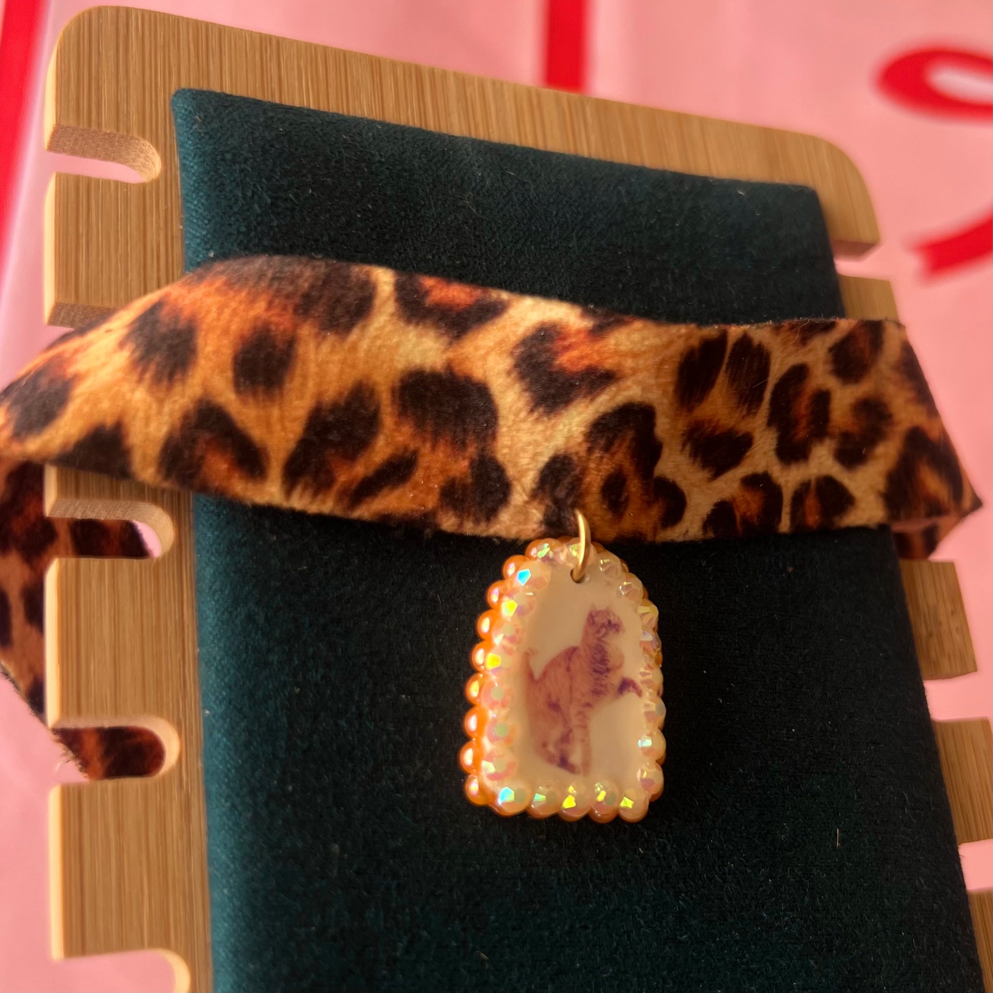 Orange cat charm choker — soft cheetah print choker with handmade polymer clay orange cat charm framed by bright orange pearls. Adjustable fit ~14–16" with extension chain. Gift-ready green Victorian-patterned box + bow. Y2K kitsch cat jewelry; ready to ship in 1–3 days.