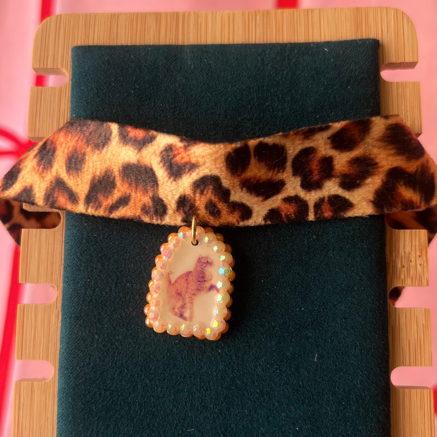 Orange cat charm choker — soft cheetah print choker with handmade polymer clay orange cat charm framed by bright orange pearls. Adjustable fit ~14–16" with extension chain. Gift-ready green Victorian-patterned box + bow. Y2K kitsch cat jewelry; ready to ship in 1–3 days.