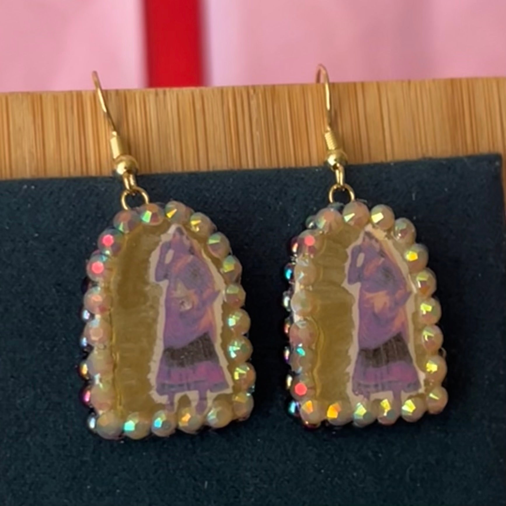 Handmade 1" arch earrings featuring a traditional Indian‑style lady portrait with black iridescent pearl frame, polymer clay image‑transfer, 18k gold‑plated hypoallergenic findings—perfect Indian dress, portrait, lady, arch, polymer clay, image transfer, black pearl, iridescent pearl, 18k gold plated, hypoallergenic, handmade, wearable art, renaissance‑inspired jewelry.