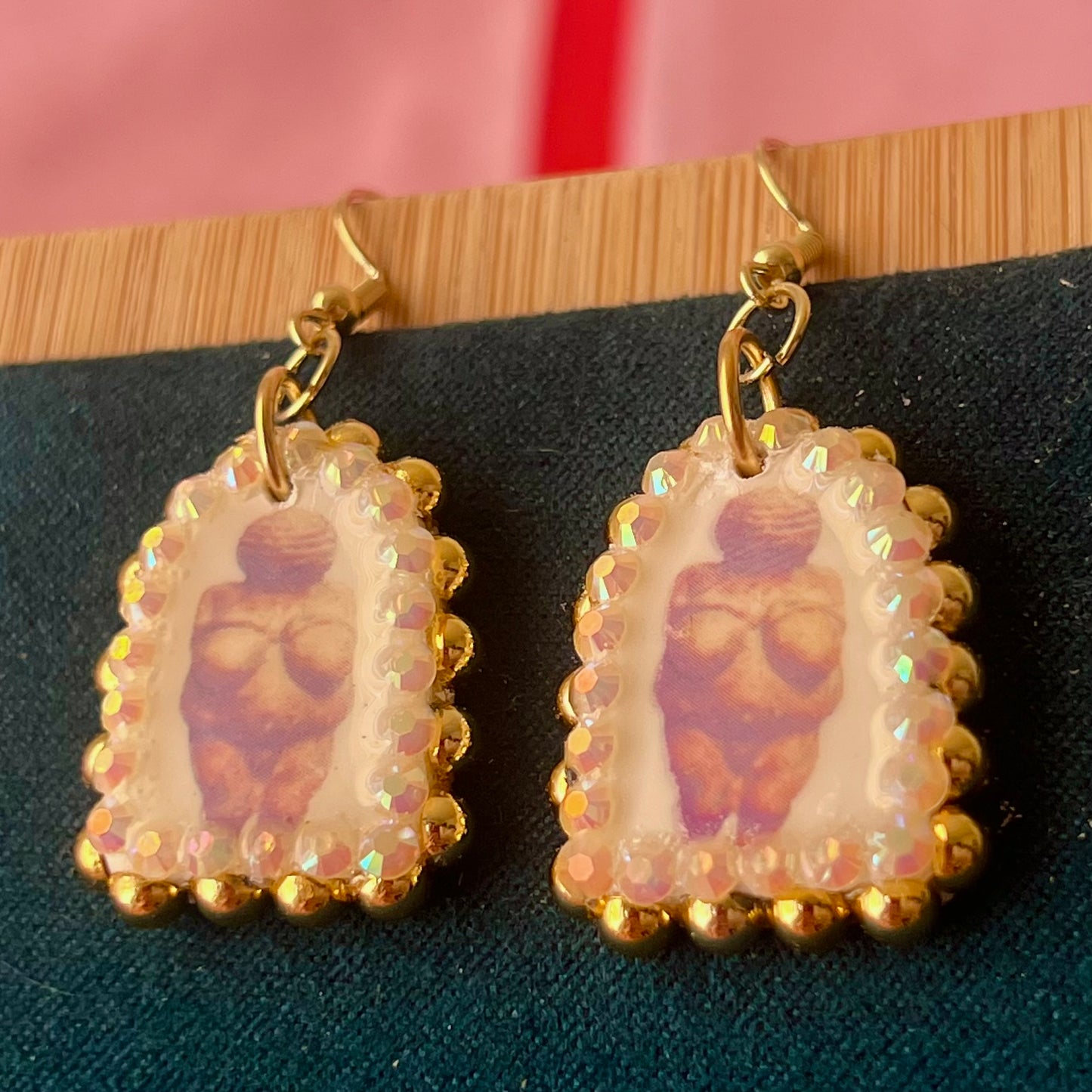 Handmade golden Venus of Willendorf portrait earrings featuring polymer‑clay image‑transfer arch charm (≈1 in), framed with metallic golden pearls and rhinestones, 18k gold‑plated hypoallergenic findings, museumcore/goddesscore art jewelry, gold statement earrings, wearable art, perfect gift for art lovers.