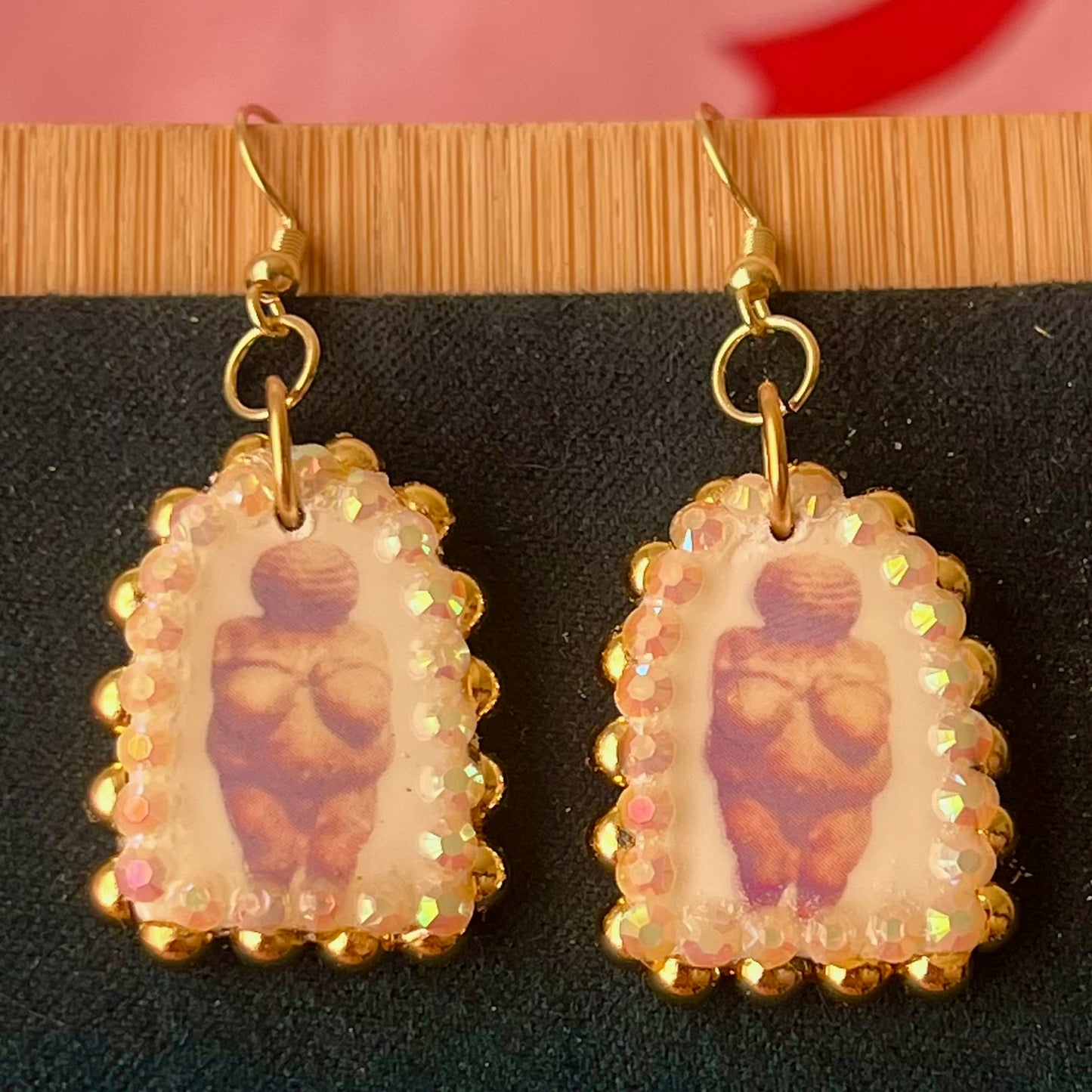 Handmade golden Venus of Willendorf portrait earrings featuring polymer‑clay image‑transfer arch charm (≈1 in), framed with metallic golden pearls and rhinestones, 18k gold‑plated hypoallergenic findings, museumcore/goddesscore art jewelry, gold statement earrings, wearable art, perfect gift for art lovers.