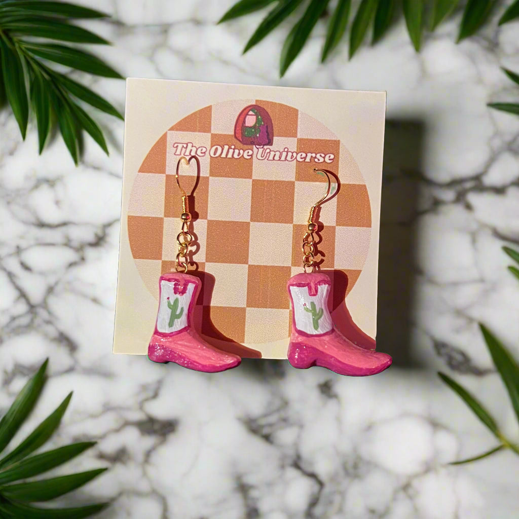 Small card with a checkered design and pink chair illustration on a dark background